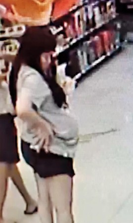 ▲▼ 新加坡情侶生女嬰丟廚餘桶。(圖/鏡週刊)