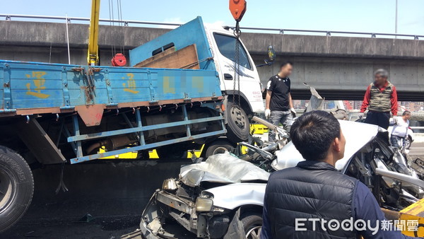 ▲▼花姓聯結車司機載著H鋼，放任車子往前追撞，造成2人全身多處骨折，幸好送醫沒有生命危險          。（圖／記者陳以昇翻攝）