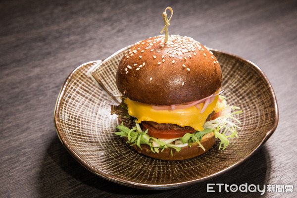 ▲它不是肉！DARCIS Café引進「未來肉排」來做漢堡。（圖／御香食品提供)