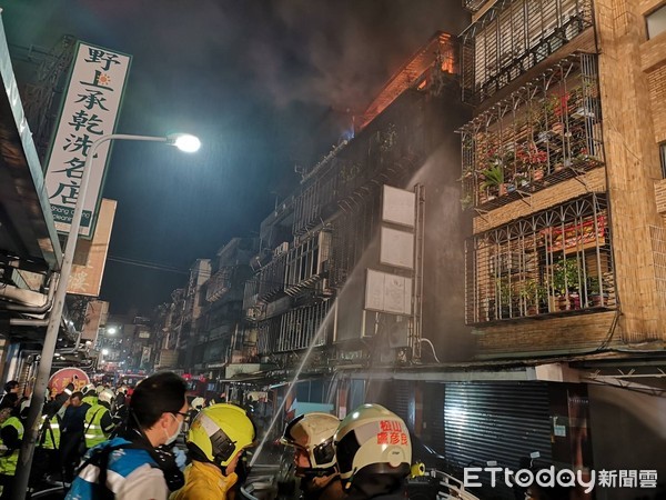 ▲▼北市中山區農安街火警，3人受困。（圖／記者黃彥傑攝）