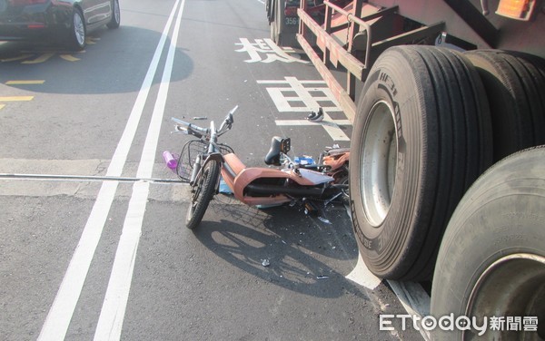 ▲▼姐妹花其棟電自行車與聯結車碰撞,一命危一輕傷             。（圖／記者李忠憲翻攝）