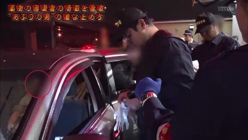 ▲▼日本警察表示「車沒停好可能是急著吸毒」，引發網友吐槽（圖／朝日電視台節目截圖）