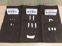 馬偕醫院耳鼻喉頭頸外科主治醫師許瑞賢表示，他以字體肋軟骨進行鼻重建整形手術。在胸壁開2.8公分傷口，取出5公分肋軟骨，分別雕塑成鼻中隔支架與鼻樑。