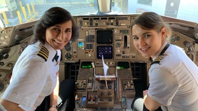母女都是飛行員！同班機擔任正副機長　網讚：史上最酷母女照