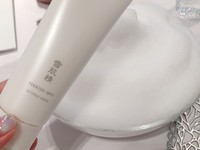 活米微酵系列含有雪肌精三大植物成分，包括薏仁發酵萃取液、當歸和土白蘝，搭配發酵新配方，成分中的含有醣類、氨基酸不僅具高保濕效果還能對應肌膚老化狀態，提升肌膚活力與透明感，讓肌膚重獲能量。