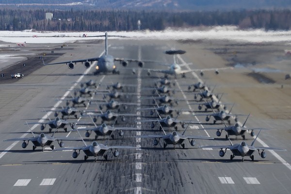 ▲▼24架F-22進行「大象漫步」。（圖／翻攝自3rd Wing臉書）