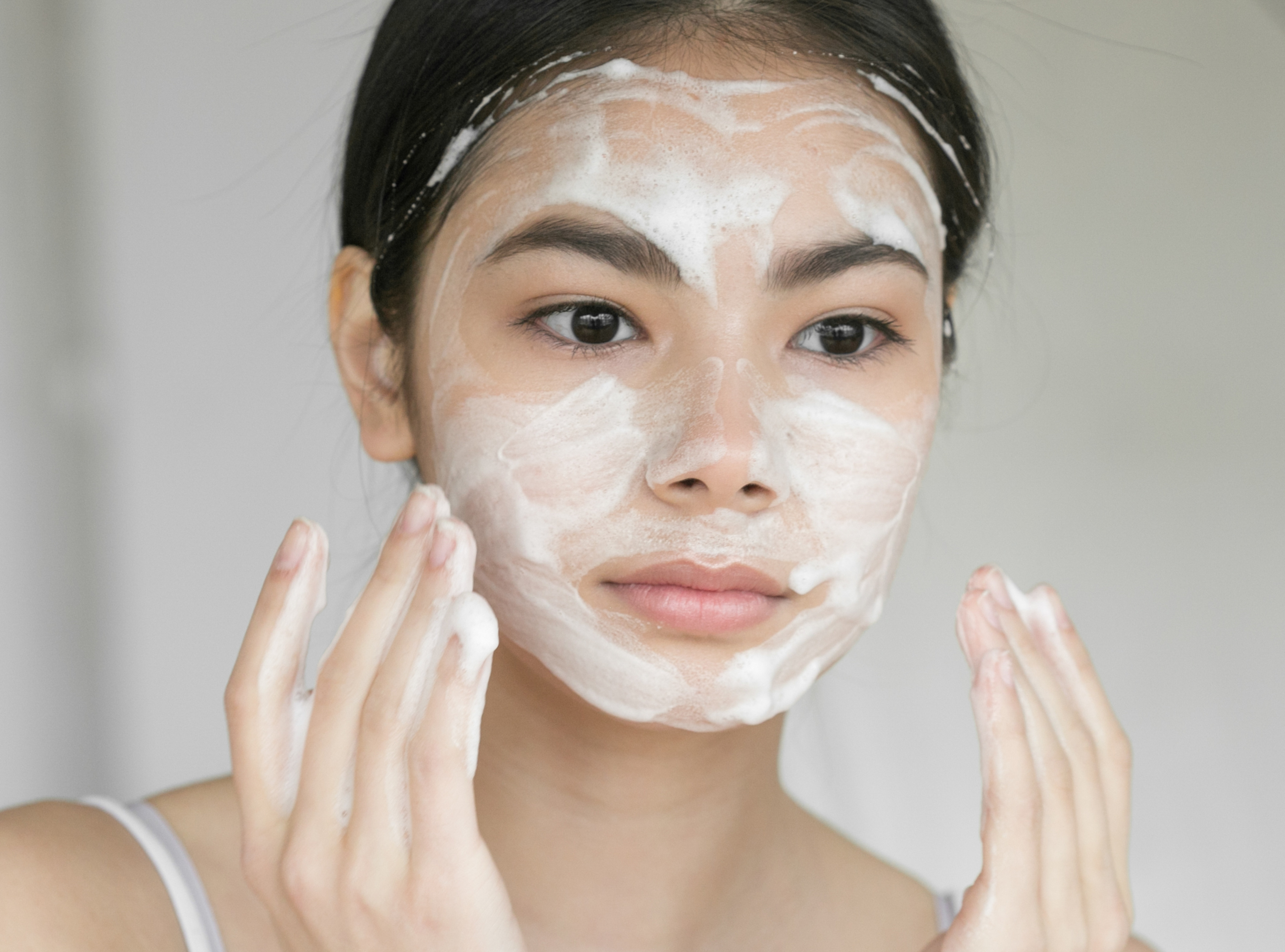 ▲▼示意圖,洗臉,洗顏,女性,泡泡,泡沫,清潔,乾淨,皮膚。(圖/123RF)