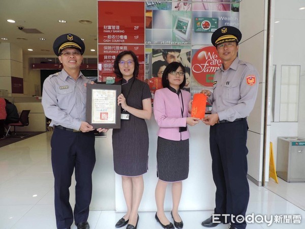 ▲因行員的機警協助,得以保住市民財產,永康分局副分局長章振國,代表分局前往頒發感謝狀。(圖/記者林悅翻攝)