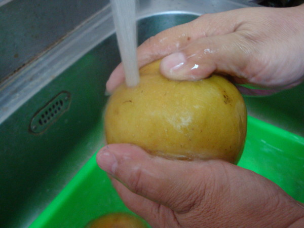 ▲▼梨去皮食用前，也要先以流動水清洗。（圖／農委會提供）