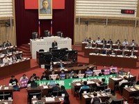 ▲高雄市長韓國瑜施政報告，遭到民進黨團拉綠布條抗議             。（圖／記者洪正達攝）
