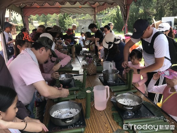 ▲民眾進行竹筒飯DIY課程。