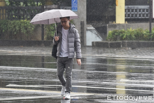 ▲▼下雨,雨天,天氣,豪大雨,雷陣雨,梅雨,降雨,氣象,行人。（圖／記者李毓康攝）