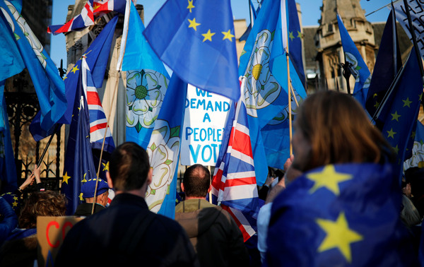 ▲反對脫歐的英國民眾在倫敦議會大廈外抗議示威。英國脫歐替代方案繼續被否決。（圖／路透社）