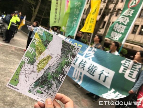 ▲▼「反核廢」公投第一階段2800份送中選會。（圖／記者崔至雲攝）