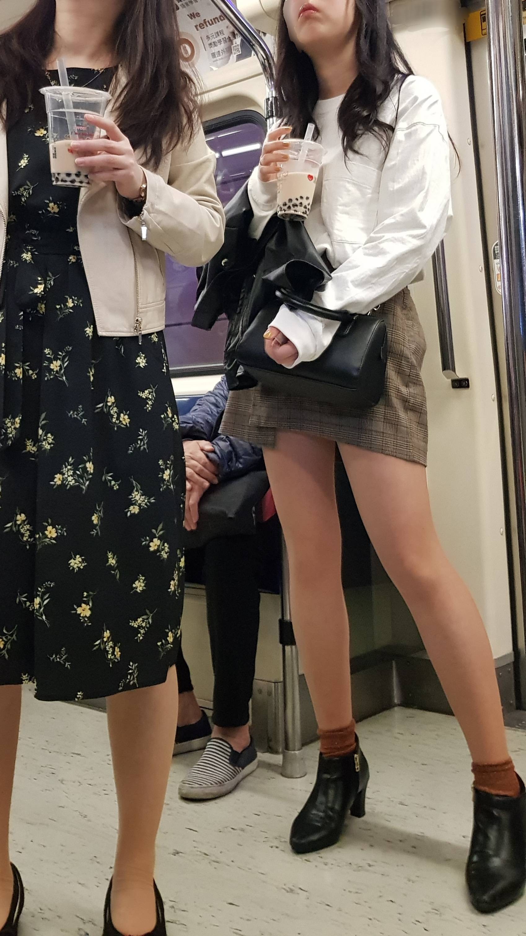 玩台灣！日本短裙妹買珍奶上捷運（圖／翻攝PTT）