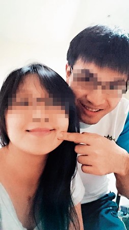 名醫(右)之前拍照溫柔指著老婆(左)的臉,與被抓姦時指著老婆痛罵,形成強烈對比。(翻攝臉書)