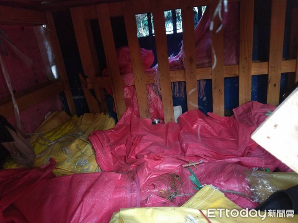 ▲▼屏東専勤隊查獲逃逸外勞十三人擠一坪密室 。(圖/記者陳崑福翻攝)