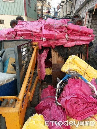 ▲▼屏東専勤隊查獲逃逸外勞十三人擠一坪密室 。(圖/記者陳崑福翻攝)