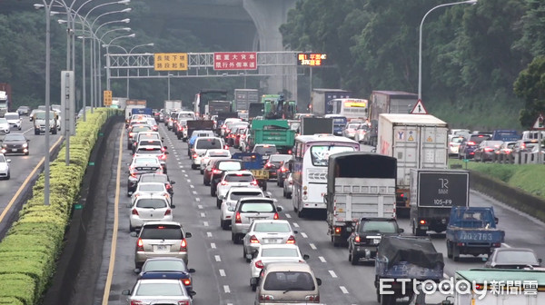 ▲▼清明連假國道返鄉車潮。（圖／記者陳家豪攝）