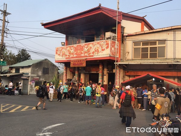 ▲朱立倫跟著媽祖遶境，沿路受到熱情民眾高喊總統好。（圖／記者鄧木卿攝）