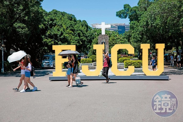 輔大校內人士看不下去踢爆曾慶裕論文抄襲,直批學術倫理蕩然無存。