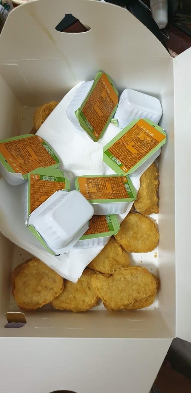 麥當勞買20塊雞塊　開盒好驚喜「糖醋醬加爆」（圖／翻攝爆廢公社二館）
