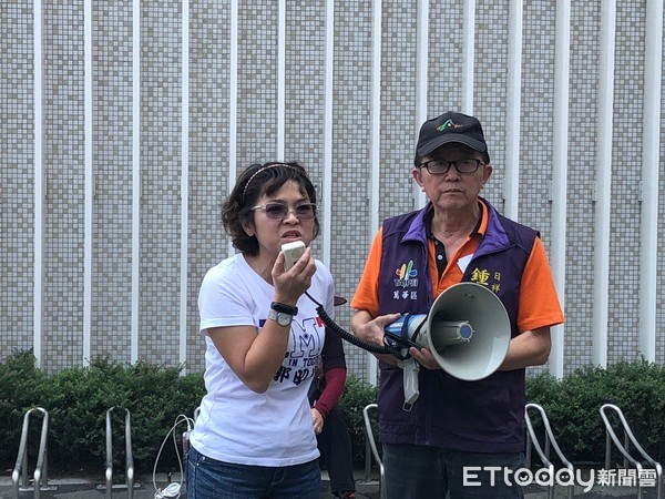 ▲▼ 日祥里民、台北市議員郭昭巖前往公宅現場抗議分配不公。（圖／記者張瑞傑攝）