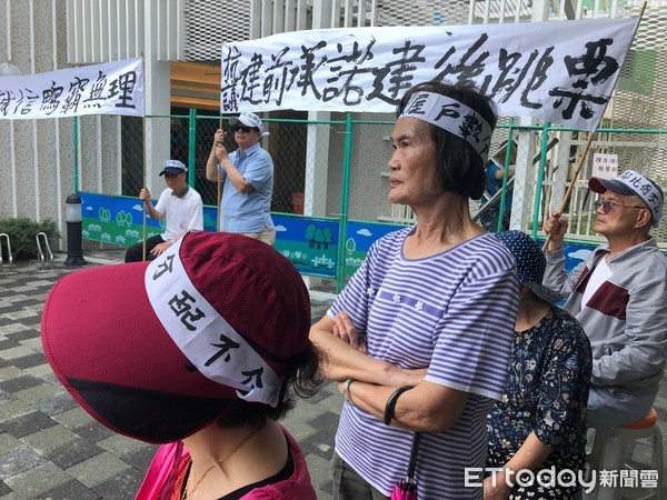 ▲▼ 日祥里民、台北市議員郭昭巖前往公宅現場抗議分配不公。（圖／記者張瑞傑攝）