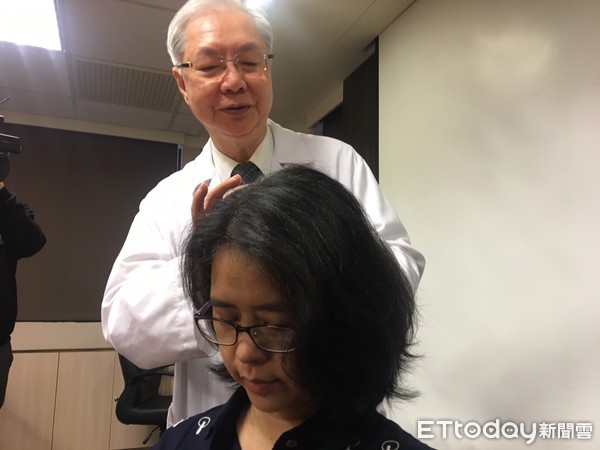 ▲洗頭搓出「粉色泡泡」 他當抓太用力...就醫才知癌上身。書田診所劉國威醫師。(圖/記者嚴云岑攝)