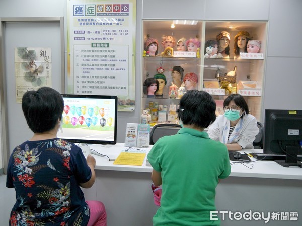▲柳營奇美醫院癌症資源中心設有虛擬實境(virtual reality,VR)體驗,以及互動式生命主題探索,提供思考在臨終或長期意識不清的狀態下,一個想望的醫療照護具體輪廓,進而完成自己的預立醫療決定。(圖/記者林悅翻攝,下同)