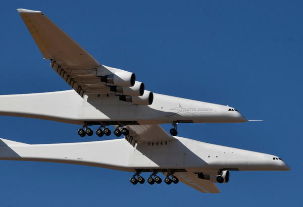 ▲▼  全球最大飛機「平流層發射系統」（Stratolaunch Systems）13日在美國完成首次試飛。（圖／路透）