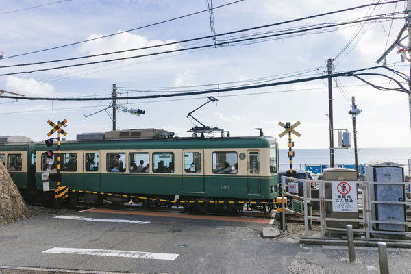 ▲日本神奈川縣鎌倉市江之島電鐵線的「鎌倉高校前」站旁平交道。（圖／pakutaso，示意圖，與本文當事人無關）