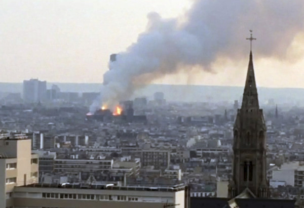 ▲擁有850年歷史的巴黎聖母院發生大火，中央尖塔已經被燒毀。（圖／美聯社）