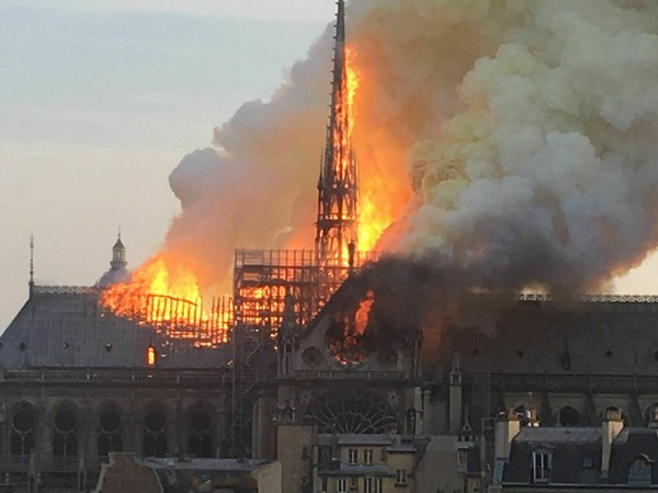 ▲▼▲擁有850年歷史的巴黎聖母院發生大火，中央尖塔已經被燒毀。（圖／美聯社） 