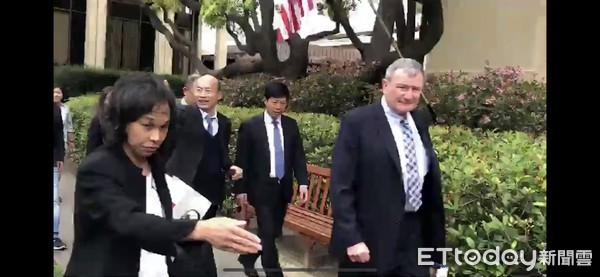▲韓國瑜抵達史丹佛大學，前美國駐阿富汗大使艾江山（圖左）親自迎接。（圖／記者吳奕靖攝）