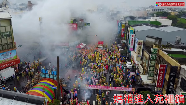 ▲白沙屯媽祖回鑾，大雨澆不熄信眾的熱情。（圖／翻攝白沙屯媽祖網路電視台）