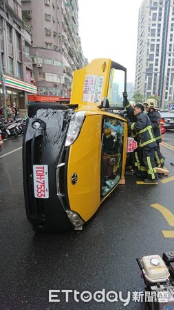 ▲▼計程車擦撞BMW再追撞機車後翻車，警消救出受困司機，幸僅受輕傷，機車騎士傷重送亞東醫院急救             。（圖／記者陳以昇攝）