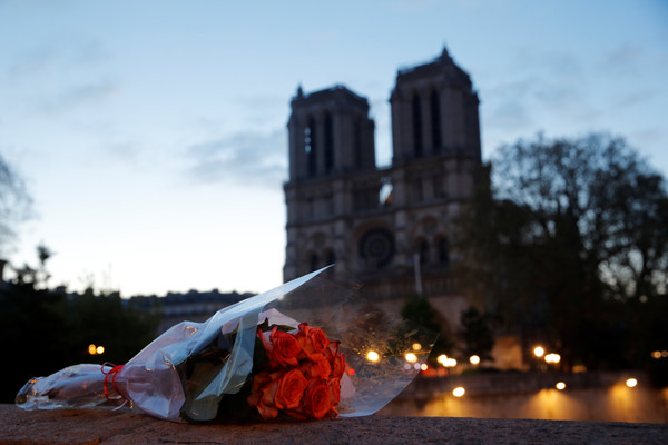 ▲▼ 法國巴黎聖母院15日大火，400多名消防人員搶救。（圖／路透）