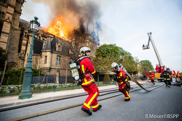 ▲▼ 法國巴黎聖母院15日發生大火。（圖／路透）