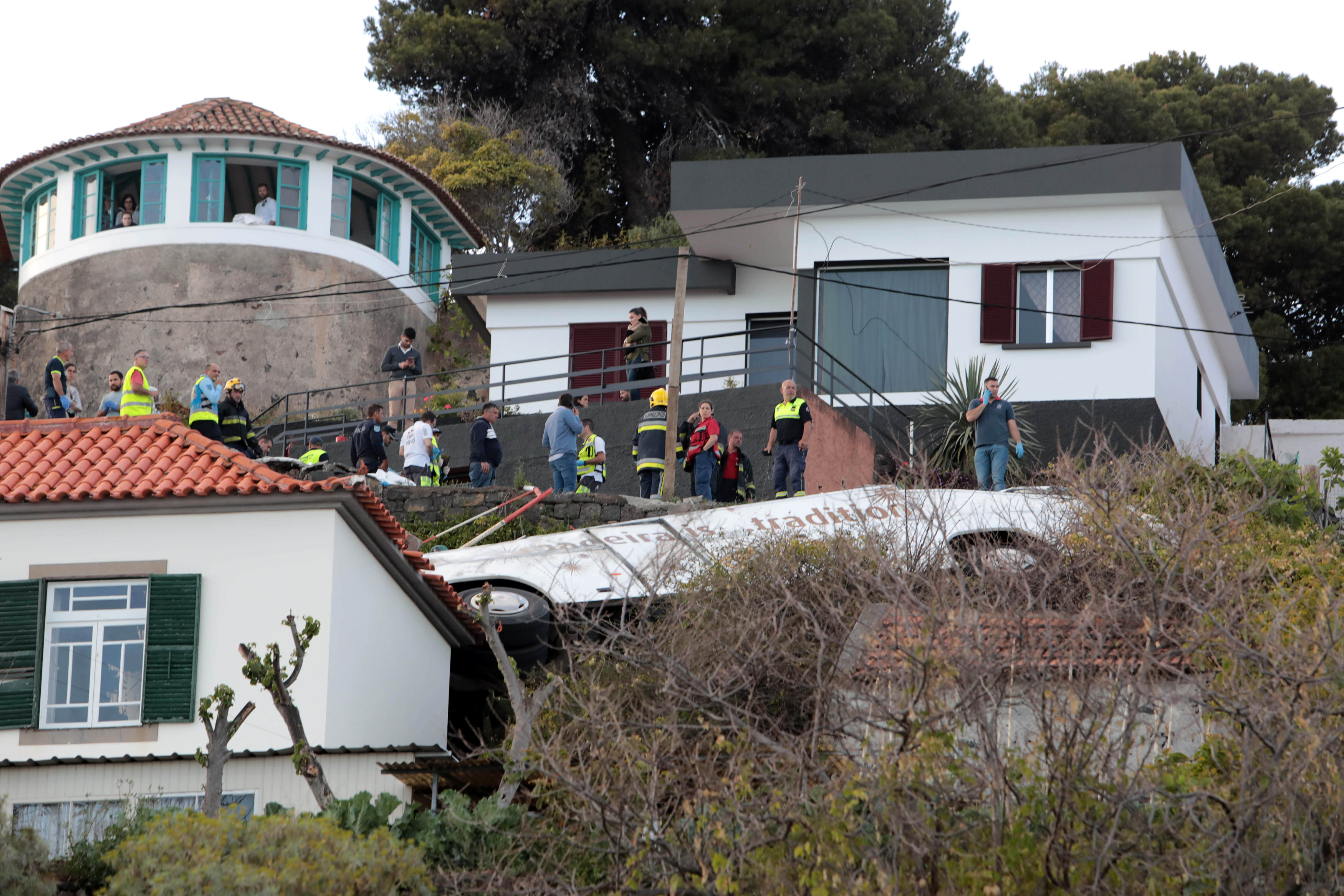 ▲▼葡萄牙馬迪拉島遊覽車翻覆 傳28人喪生。（圖／路透）