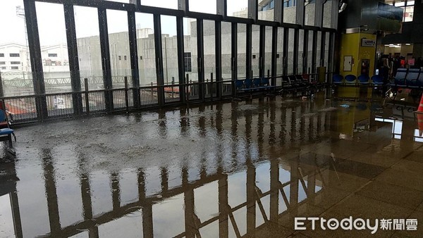 ▲▼花蓮地震,花蓮車站大廳淹水。(圖/記者王兆麟攝)