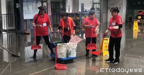 ▲▼花蓮地震,花蓮車站大廳淹水。(圖/記者蕭可正攝)