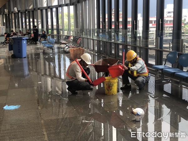 ▲▼花蓮地震,花蓮車站大廳淹水。(圖/記者蕭可正攝)
