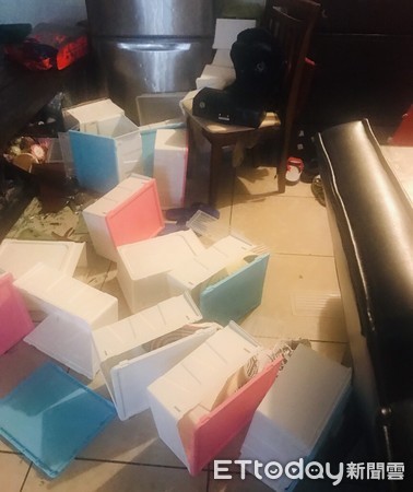 ▲▼網友爆料,家中的櫃子因為地震倒了。(圖/網友提供,請勿隨意翻拍,以免侵權。)