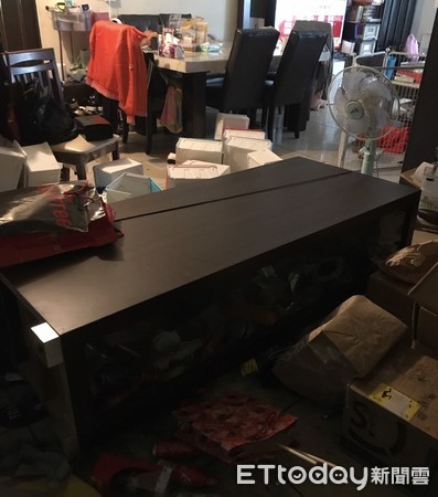 ▲▼網友爆料,家中的櫃子因為地震倒了。(圖/網友提供,請勿隨意翻拍,以免侵權。)