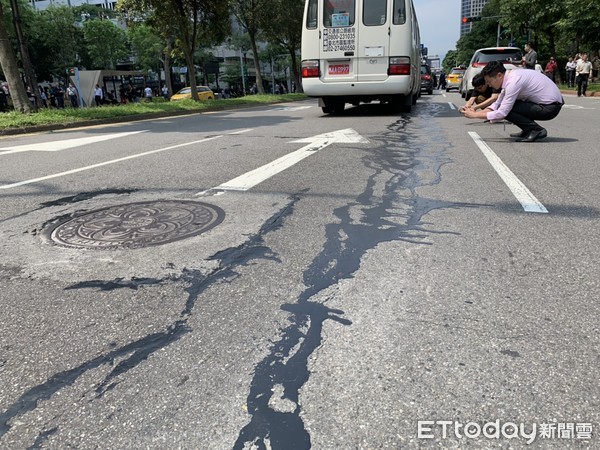 ▲網傳北市松仁路被震到地裂　結果只是柏油灑出來。（圖／記者柳名耕攝）