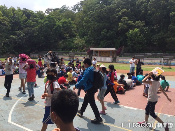 ▲▼地震傳出之際，台北市文山區博嘉國小學童在老師引導疏散避難。（圖／ETtoday新聞雲讀者提供）