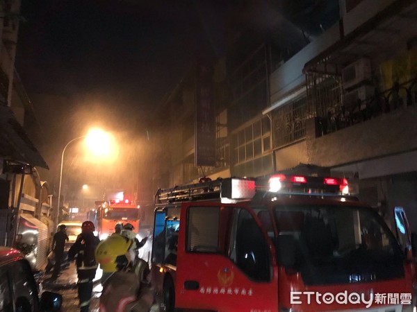 ▲台南市東區崇善六街民宅發生火警，消防局出動大批消防人車前往搶救。（圖／記者林悅翻攝，下同）