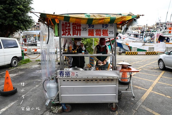 ▲南方澳無名蝦餅、炸物。（圖／陳小可的吃喝玩樂提供）