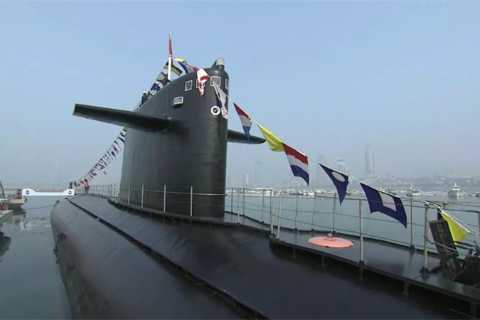 ▲▼停泊在青島海軍博物館的大陸首艘核潛艇「長征一號」掛滿旗，迎接解放軍海軍70周年紀念。目前該潛艇的4人維護小組，全都是由潛艇老兵組成。（圖／翻攝自央視）